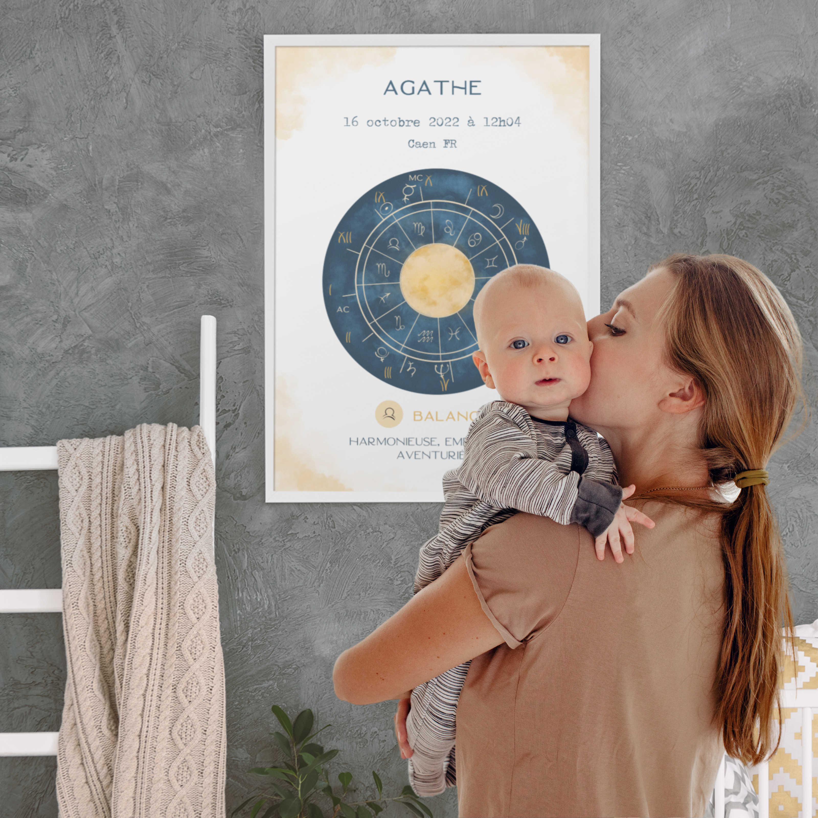 Maman embrassant son bébé devant une affiche astrologique personnalisée Balance, tableau de naissance encadré