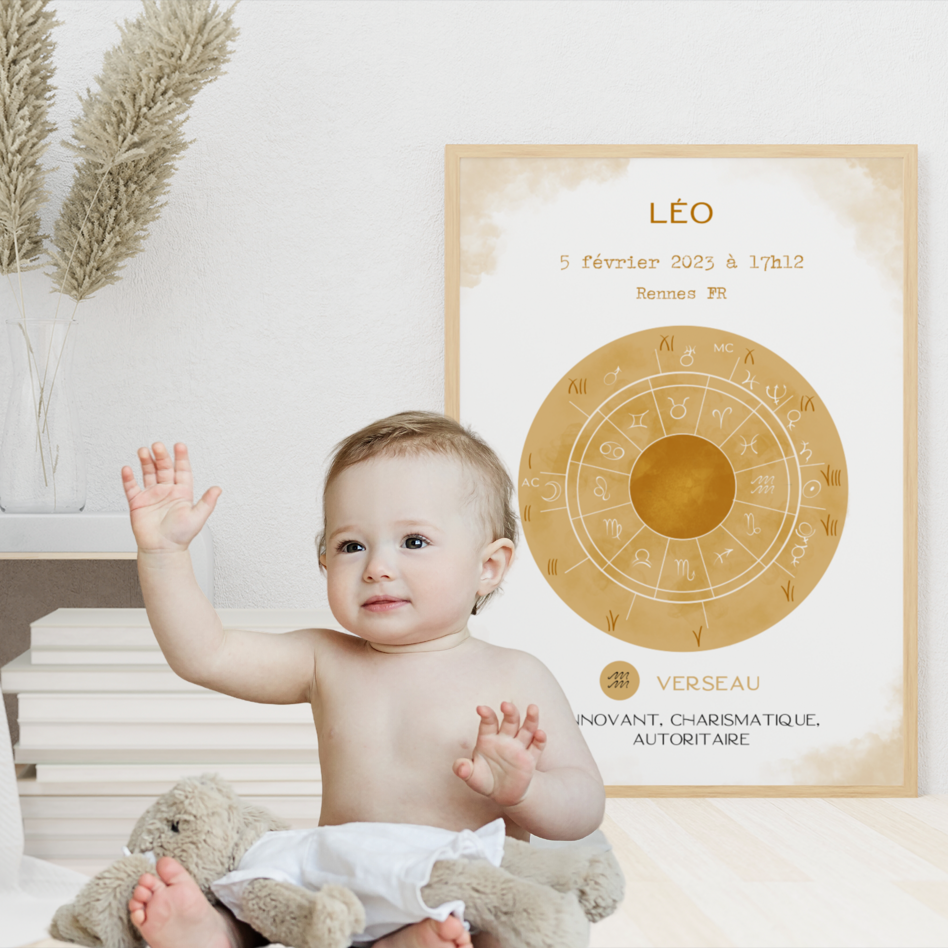 Bébé assis avec une peluche devant une affiche astrologique personnalisée Verseau, tableau de naissance encadré.