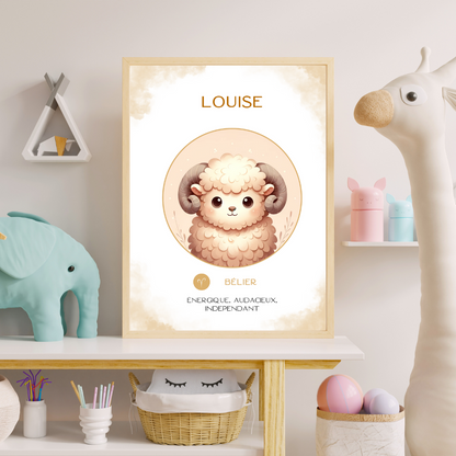Affiche astrologique personnalisée Bélier pour bébé, avec illustration douce d’un petit bélier dans une chambre d’enfant décorée.