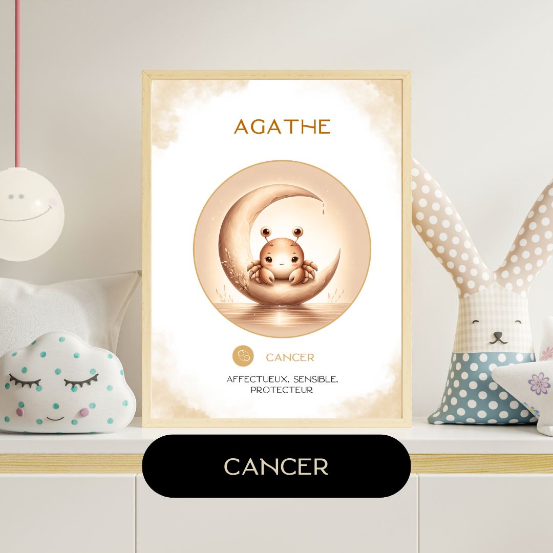 Affiche astrologique personnalisée Cancer pour bébé, avec illustration douce d’un petit crabe dans une chambre d’enfant décorée.