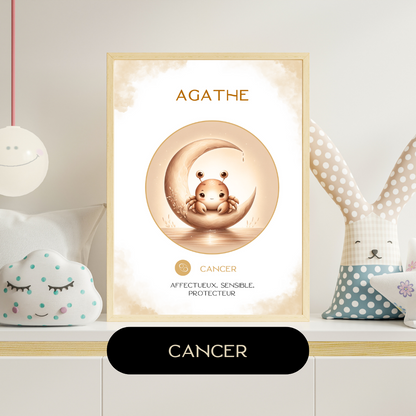 Affiche astrologique personnalisée Cancer pour bébé, avec illustration douce d’un petit crabe dans une chambre d’enfant décorée.