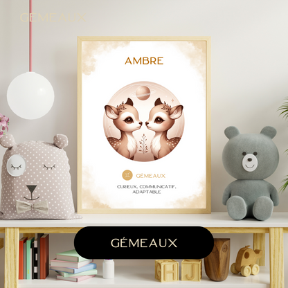 Affiche astrologique personnalisée gemeaux pour bébé, avec illustration douce de deux faons dans une chambre d’enfant décorée.