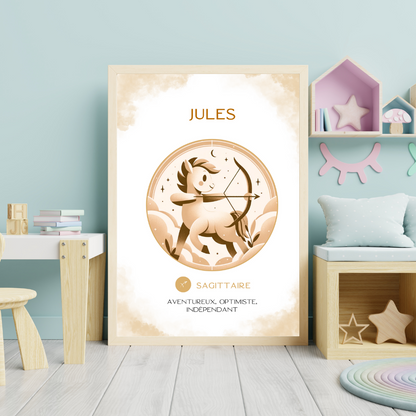 Affiche astrologique personnalisée Sagittaire pour bébé, avec illustration douce d’un petit cheval dans une chambre d’enfant décorée.