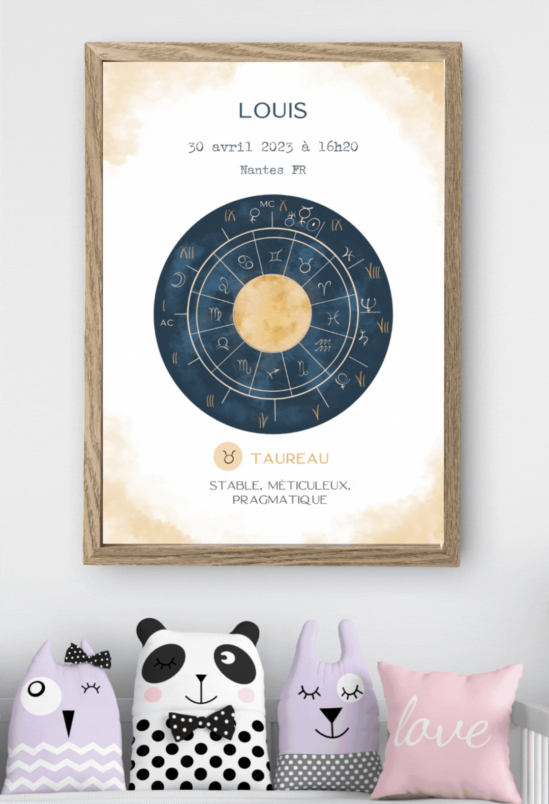 GIF animé d’une affiche astrologique personnalisée Taureau pour bébé, cadre en bois posé au-dessus de coussins décoratifs.