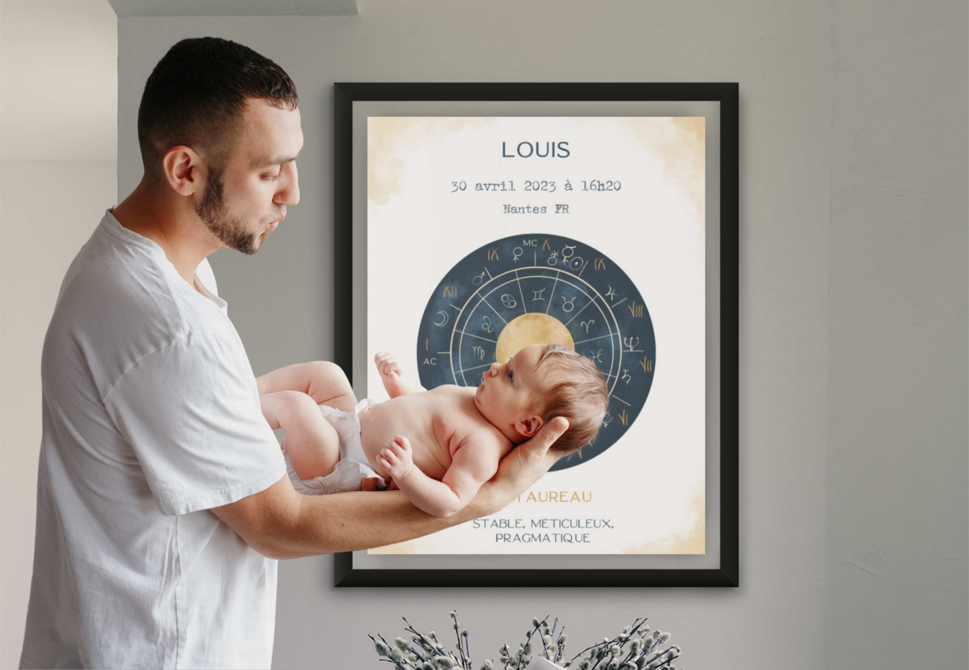Père tenant son bébé devant une affiche astrologique personnalisée Taureau, tableau de naissance encadré.